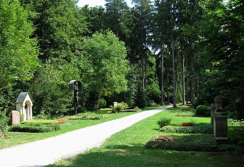 Ein Weg im alten Teil des Waldfriedhofs München