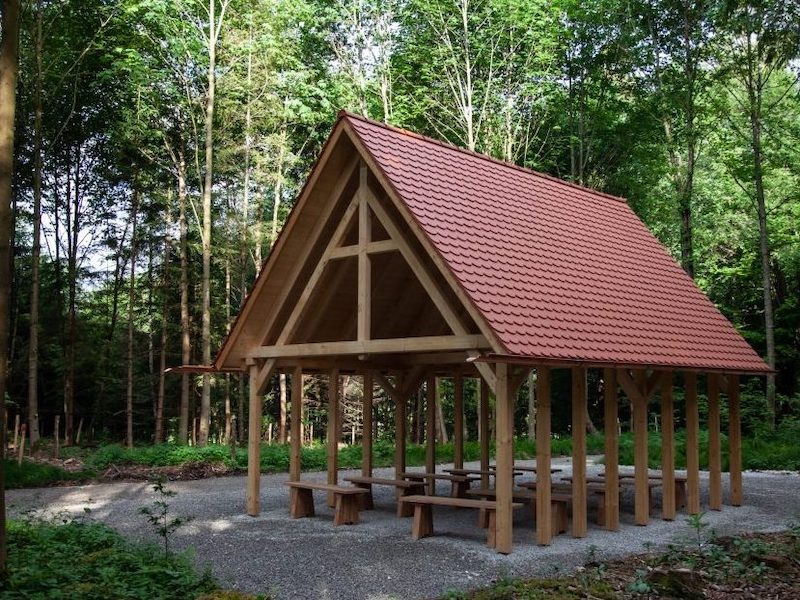 Außenansicht des überdachten Andachstplatz im Naturfriedhof Babenhausen