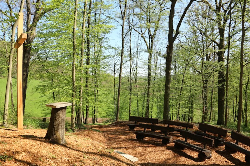 Andachtsplatz im RuheForst Vogtland ausgestattet mit Holzkreuz, Urnenstelle und Holzbänken