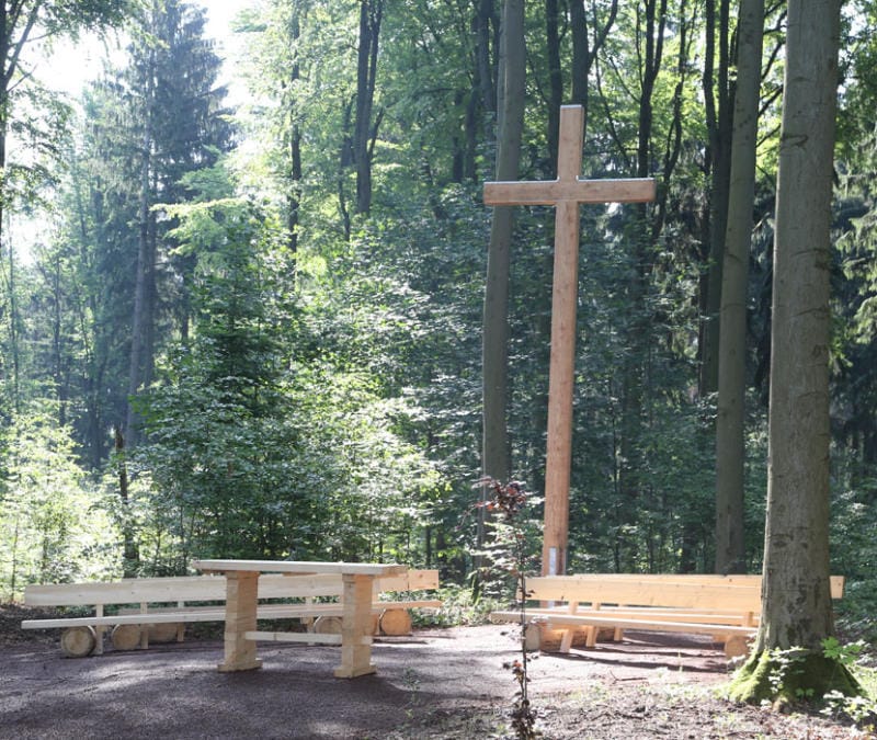 Andachtsplatz im Waldfriedhof Zwickauer Land mit Sitzbänken und einem Holzkreuz